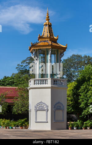 Campanile vicino alla Pagoda d'argento, Wat Preah Keo Morakot , Preah Vihear Morakot presso il Palazzo Reale di Phnom Penh, Cambogia Foto Stock