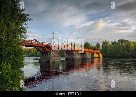 Più antico ponte di legno in Svezia, Lejonstromsbron, Skelleftea, Lapponia svedese Foto Stock