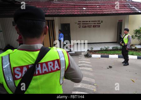 Jakarta, Indonesia. Xix gen, 2016. Poliziotti indonesiano guardia di fronte alla camera mortuaria presso l'ospedale della polizia di Jakarta, Indonesia, gennaio 19, 2016. Il corpo di quattro attaccanti e una cittadina canadese erano ancora conservati nella camera mortuaria dopo l attentato suicida a Giacarta la scorsa settimana che ha provocato la morte di otto persone e il ferimento di una ventina di altri. Credito: Zulkarnain/Xinhua/Alamy Live News Foto Stock