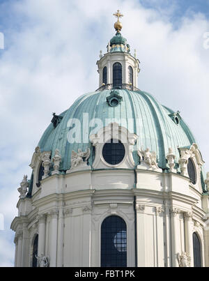 Austria. Vienna. Karlskirche (St. Carlo, la Chiesa). Il barocco. Architetto: Johann Bernhard Fischer von Erlach (1656-1723). Dome. Foto Stock