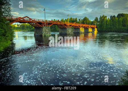 Più antico ponte di legno in Svezia, Lejonstromsbron, Skelleftea, Lapponia svedese Foto Stock