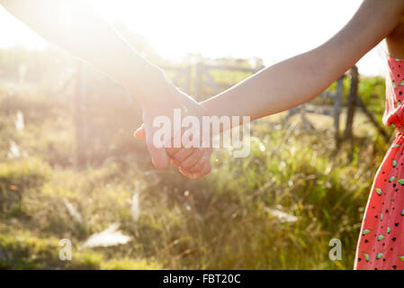 Giovane Holding Hands, close-up Foto Stock