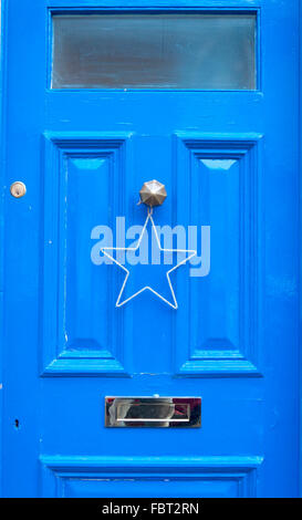 Ghirlanda di Natale sul portone blu appesi Foto Stock