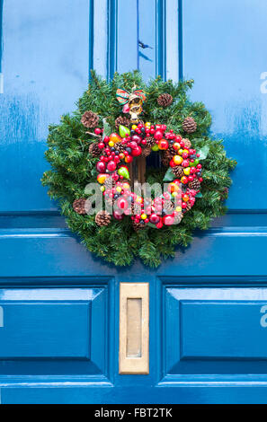 Ghirlanda di Natale sul portone blu appesi Foto Stock