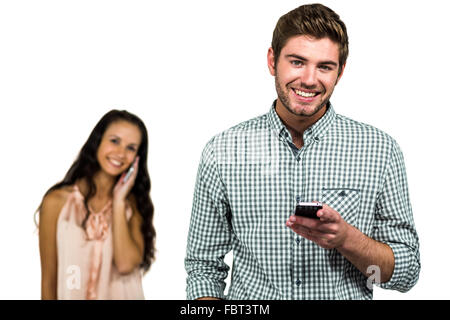 Coppia sorridente con gli smartphone Foto Stock