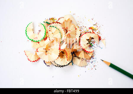 Colorate di trucioli di legno. Matita appuntita. Processo creativo. Iniziare a disegnare o scrivere. Foto Stock