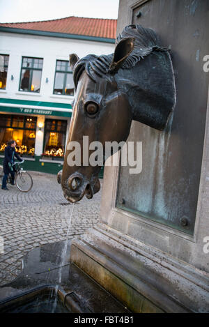 Testa di cavallo fontana, Bruges Foto Stock