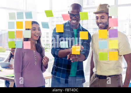 Happy business persone per discutere su note adesive Foto Stock