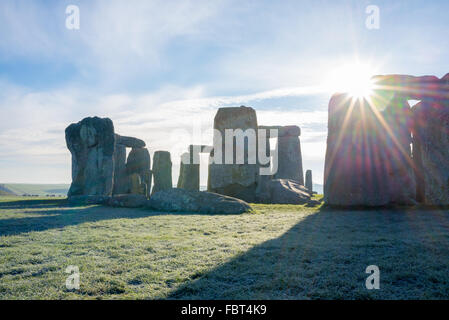 Mattina invernale luminosa e gelida a Stonehenge, sito patrimonio dell'umanità della pianura di Salisbury, Wiltshire, Inghilterra, Regno Unito Foto Stock