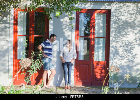 Vicini in chat al di fuori del duplex Foto Stock