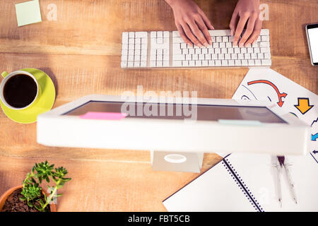 Immagine ritagliata delle mani la digitazione sulla tastiera del computer Foto Stock