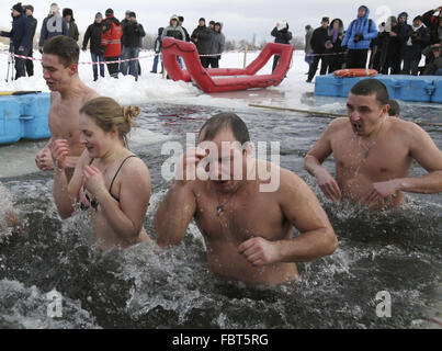 Kiev, Ucraina. 4° dic, 2015. Popolo ucraino sono la balneazione in ghiaccio-foro nel fiume Dnieper a Kiev. Ai credenti ortodossi celebrano la festività dell Epifania a gennaio 19, e tradizionalmente bagnarsi in fori ricavati attraverso uno spesso strato di ghiaccio sui fiumi e bacini di purificare se stessi con acqua ritenuta sacra per il giorno. © Anatolii Stepanov/ZUMA filo/Alamy Live News Foto Stock