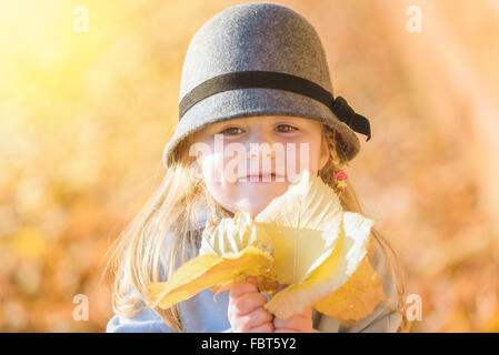 Bellissimo colorato e divertente di una giovane ragazza in autunno giornata di sole Foto Stock