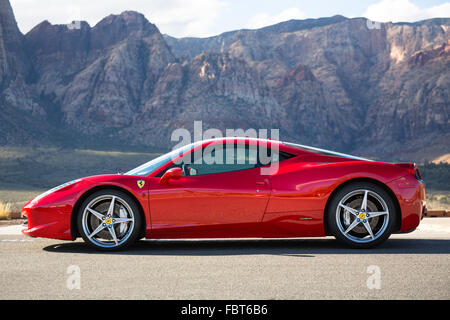 Ferrari 458 Italia in rosso rosso corsa contro le montagne di Red Rock Canyon a Las Vegas, Nevada Foto Stock