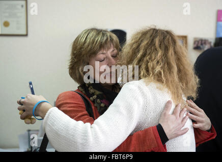 Kharkiv, Ucraina. Xix gen, 2016. Daniela Schadt (L), partner del Presidente tedesco Joachim Gauck, abbraccia 21-anno-vecchio studente Dascha dopo una sessione di conversazione testuale nella gioventù Friendly clinica a Kharkiv, Ucraina, 19 gennaio 2016. La clinica supportata dal Fondo delle Nazioni Unite per l'Infanzia (UNICEF) offre assistenza psicologica, assistenza sanitaria e di droga e prevenzione dell HIV per gli adolescenti e i giovani adulti di età compresa tra 15 e 24. Foto: SOEREN STACHE/dpa/Alamy Live News Foto Stock