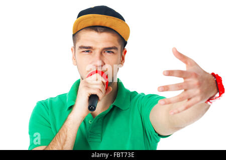 Ritratto di giovane maschio hip tramoggia a cantare in studio isolato su sfondo bianco. Foto Stock