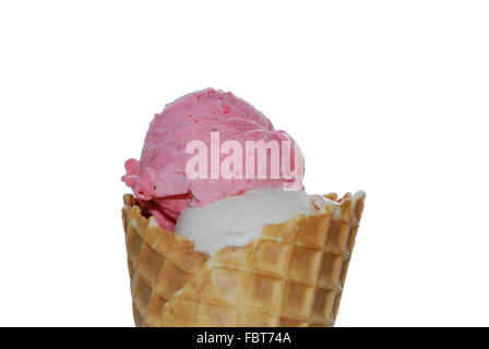 Gelato alla fragola in un cono Foto Stock