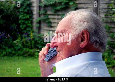 Uomo anziano telefonare Foto Stock