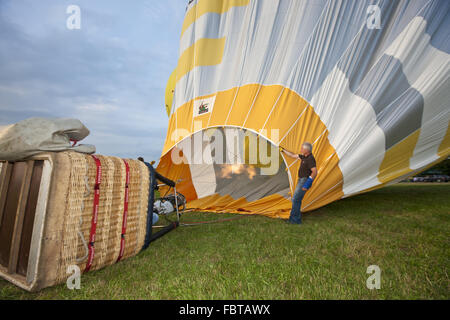 Una mongolfiera per la preparazione per il lancio Foto Stock