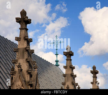 Vista sul tetto della cattedrale verso il ferro battuto croce Foto Stock