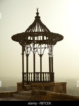 Ferro vecchio luogo di visualizzazione nella Cittadella del Cairo in Egitto si affaccia un nebbioso e smoggy city Foto Stock