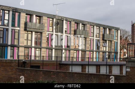 Consiglio immobiliare in corso di rigenerazione a Leeds. Alta vecchio luogo consiglio appartamenti dato nuova linfa a Leeds Foto Stock