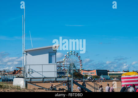 Sotto la torre di salvataggio sulla spiaggia Skegness Lincolnshire Ray Boswell Foto Stock