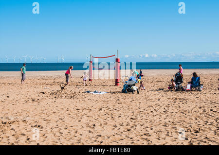 Beach volley sulla spiaggia a giocare il gioco sulla costa Ray Boswell Foto Stock