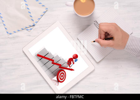 Vista dall'alto di imprenditore analizying grafico visualizzato su un tablet. Foto Stock