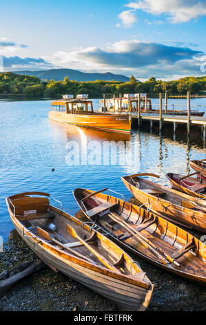 In legno di barche a remi e traghetto Keswick Pontili Derwent Water Keswick Lake District Cumbria Inghilterra UK GB EU Europe
