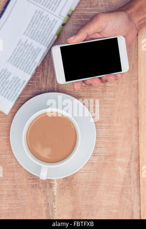 Ritagliato mano azienda smart phone Foto Stock