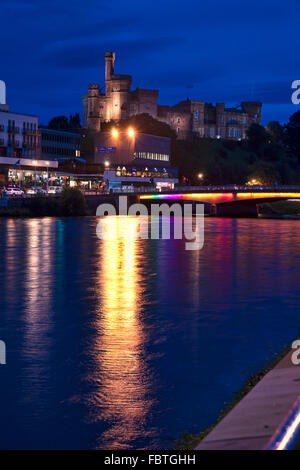 Fiume Ness a Inverness, notte, luci, Inverness, Highlands, Scotland, Regno Unito Foto Stock