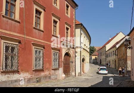 Old town street e auto della polizia a Bratislava, in Slovacchia Foto Stock