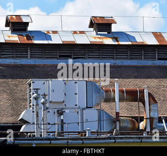 Condizionatori di aria sul vecchio edificio in fabbrica nella zona industriale Foto Stock