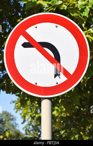 Non svoltare a sinistra segno di traffico su strada Foto Stock