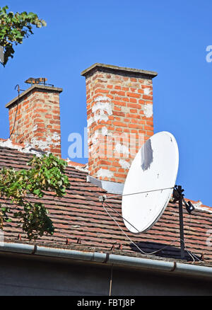 Pile di fumo e l'antenna sul tetto di un edificio Foto Stock