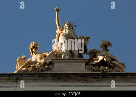 Roma, Italia - 30 dicembre 2014: le statue sulla sommità del Palazzo delle Esposizioni di Roma, Italia Foto Stock