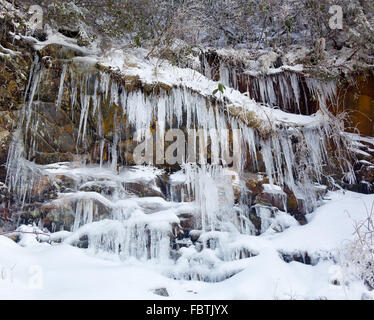 Parete di pianto in Smoky Mountains ricoperto di ghiaccio Foto Stock