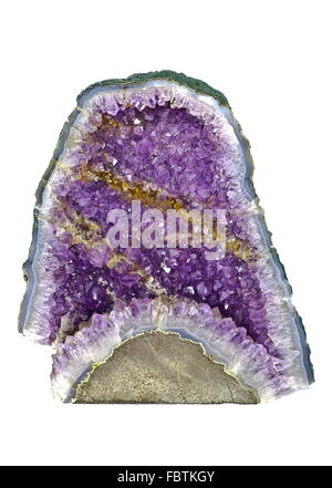 Roccia viola cristallo di quarzo isolato su bianco Foto Stock