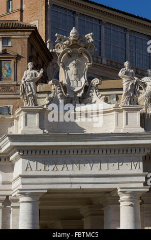 Roma, Italia - 31 dicembre 2014: l'architettura close up di Alessandro VII monumento sulla parte superiore della Basilica di San Pietro Foto Stock