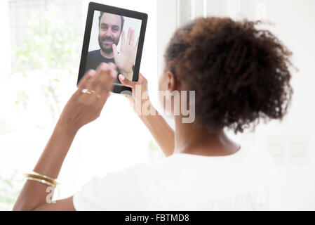 Utilizzando tavoletta digitale per video conferenza Foto Stock