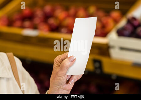 Consumatore femmina tenendo un ricevimento Foto Stock