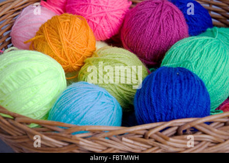 Knittingbasket e lana Foto Stock