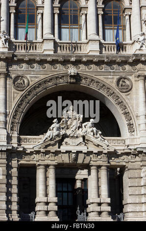 Roma, Italia - 31 dicembre 2014: l'architettura close up statue sul portale italiano di Corte di Cassazione di Roma Foto Stock