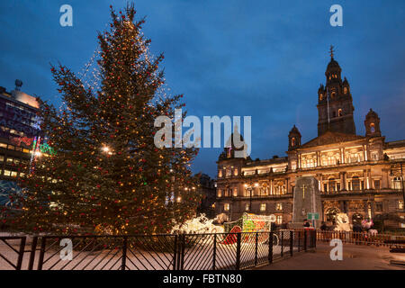 George Square Glasgow City Chambers, le luci di Natale, sera, Scotland, Regno Unito Foto Stock