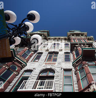 Quartiere Gaslamp di San Diego con il vecchio Luigi Banca di Commercio edificio ornato da lampade a gas Foto Stock