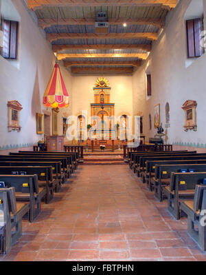 Basilica della Missione di San Diego de Alcala interno mostra altare e banchi Foto Stock