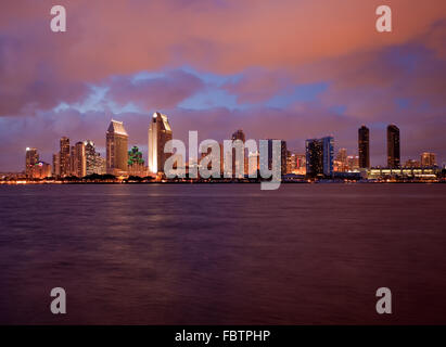 Tramonto su San Diego skyline con le luci della città si riflette nelle nuvole presi da Coronado Foto Stock