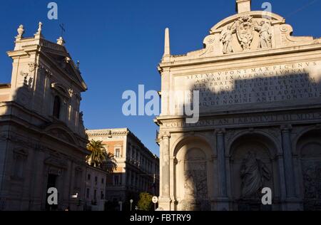 Roma, Italia - 30 dicembre 2014: vista Giorno della Fontana del Mosè e la chiesa della Madonna della vittoria in Roma, Italia Foto Stock