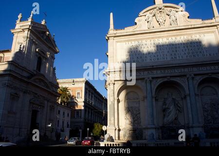 Roma, Italia - 30 dicembre 2014: vista Giorno della Fontana del Mosè e la chiesa della Madonna della vittoria in Roma, Italia Foto Stock